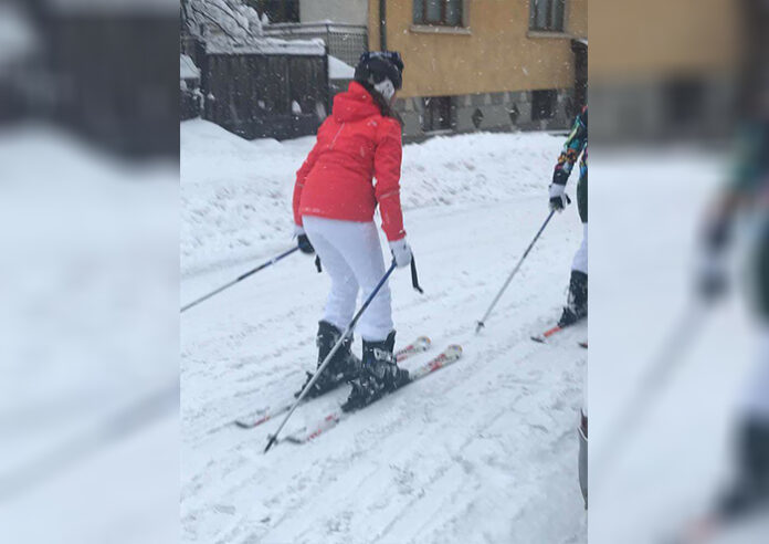 На ски в Банско...туристи превърнаха улиците в писти