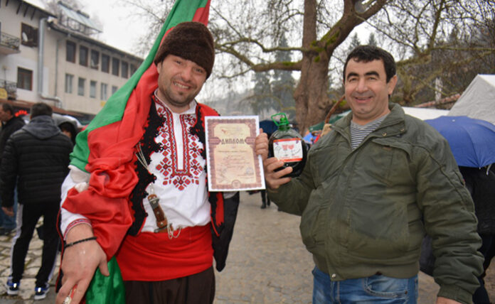Кукерите от евросело Черниче с диплом от Фестивала на мелнишкото вино "Златен грозд"