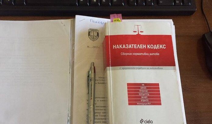 „Задържане под стража“ за непълнолетен младеж, извършил грабеж в Дупница