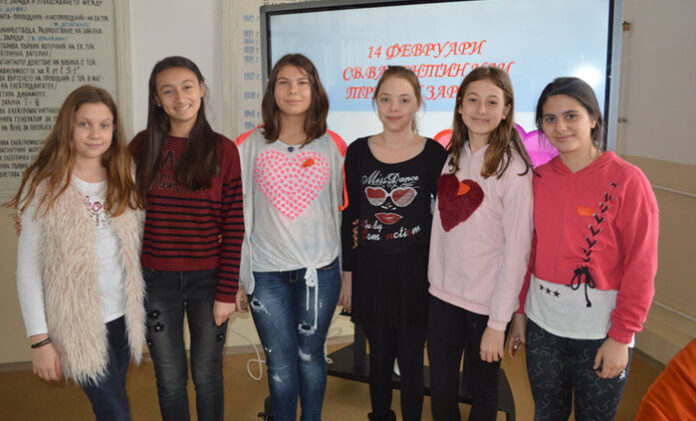 С червени сърчица посрещнаха учители и ученици от Първо ОУ в Гоце Делчев на Свети Валентин