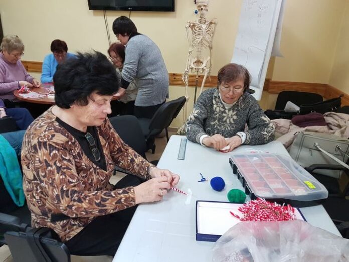 Доброволци от БЧК набират средства чрез продажба на мартеници за програмата „Топъл обяд“