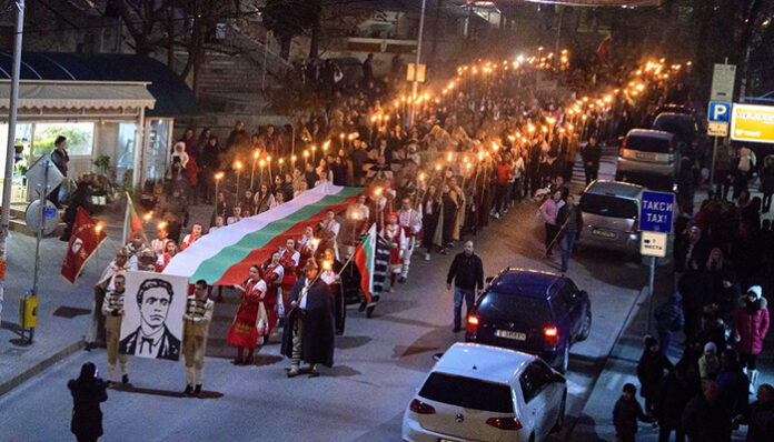 Внушително факелно шествие в Петрич за 145-годишнината от обесването на Васил Левски