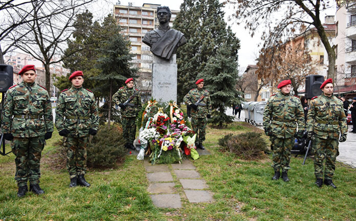 Положиха венци пред паметника на Левски в Благоевград