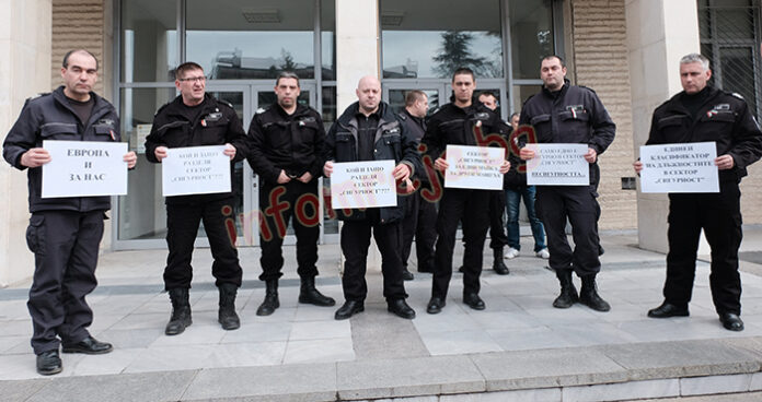 Втори пореден протест изкара охранителите пред съда в Благоевград (СНИМКИ)