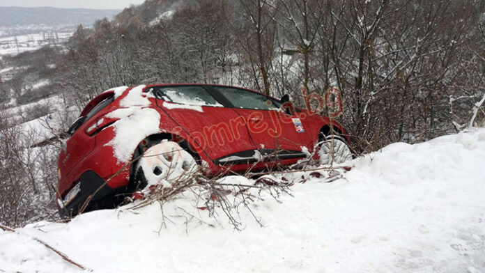 Пожарникари спасиха френски туристи, чийто автомобил аварира по пътя Рила-Смочево