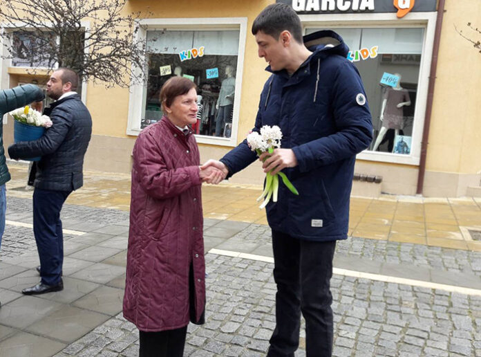 Млади социалисти раздадоха кошници с цветя на жените от Гоце Делчев
