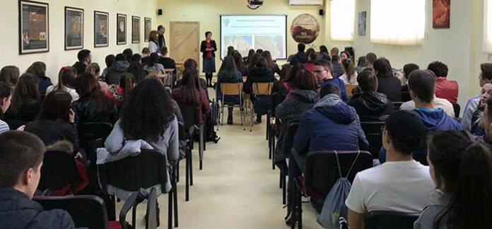Софийският университет с презентации на специалностите си в средните училища в Гоце Делчев