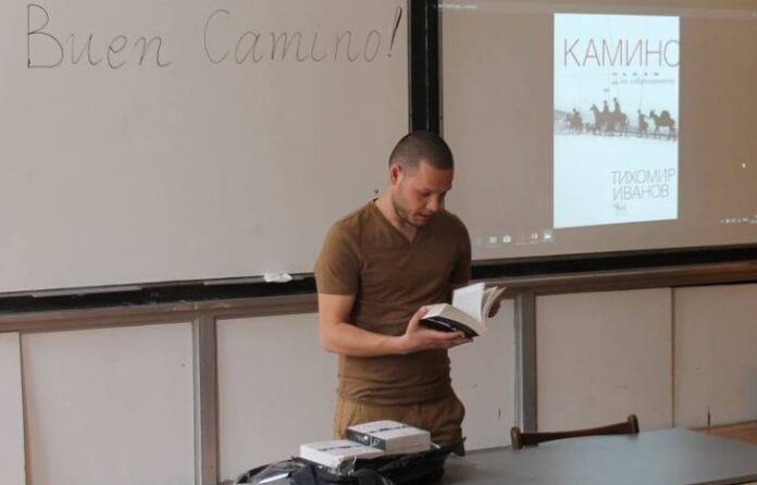 Тихомир Иванов представи книгата си "Камино: пътят на завръщането" пред гимназисти