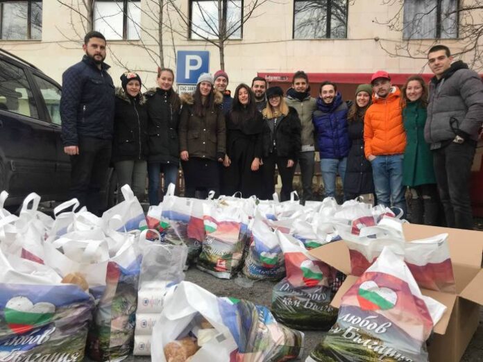 Група младежи с поредна благотворителна инициатива за Великден