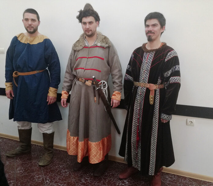 В ЮЗУ представиха въоръжение и облекло на средновековните българи