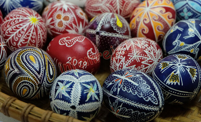 Традицията по изписване на яйца се възроди в ЮЗУ. Ученици и студенти твориха заедно (СНИМКИ)