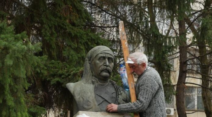 Членове на кюстендилското читалище "Зора" почистиха бюст - паметника на Ильо Войвода