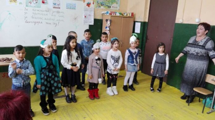 Децата от подготвителните групи на ОУ "Иван Вазов - Кюстендил зарадваха своите майки за 8 март