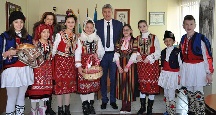 Ученици лично вързаха мартеница на кмета на Разлог