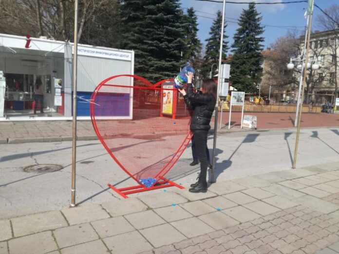 Поставиха метално сърце за пластмасови капачки в центъра на Кюстендил