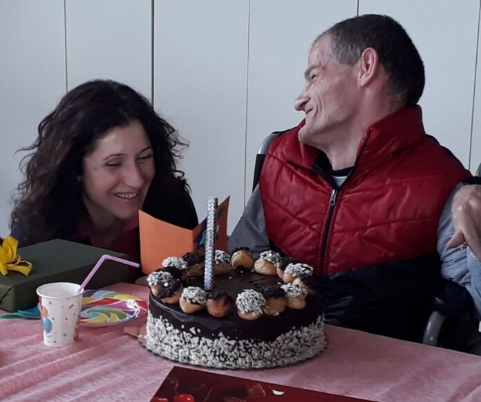 Младеж с детска церебрална парализа работи на компютър с палците на краката си
