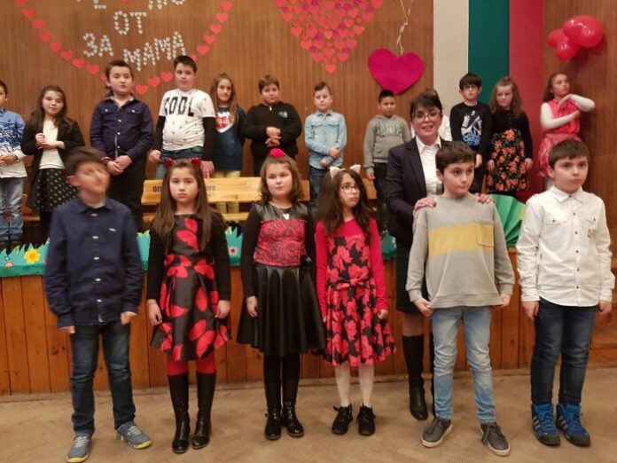 Третокласници от ОУ “Ильо войвода - Кюстендил“ “потопиха“ своите майки и баби в "Море от любов"