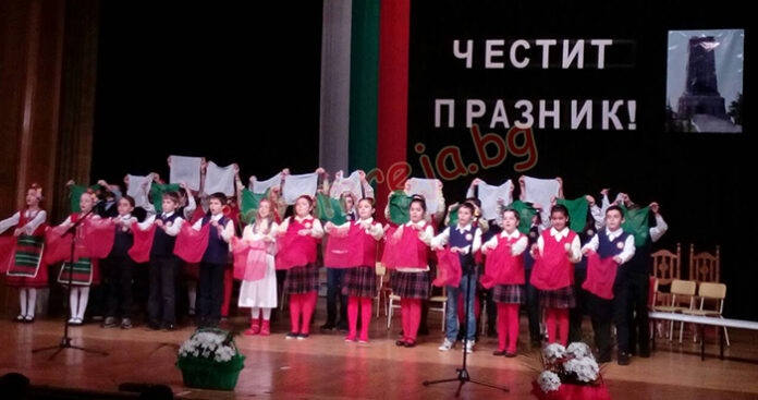 Учениците от НУ "Паисий Хилендарски" в Банско отбелязаха тържествено 3. март