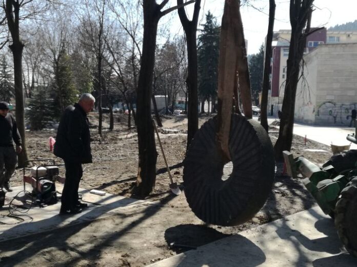 Паметната композиция на поета Биньо Иванов отново в парк "Галерията"