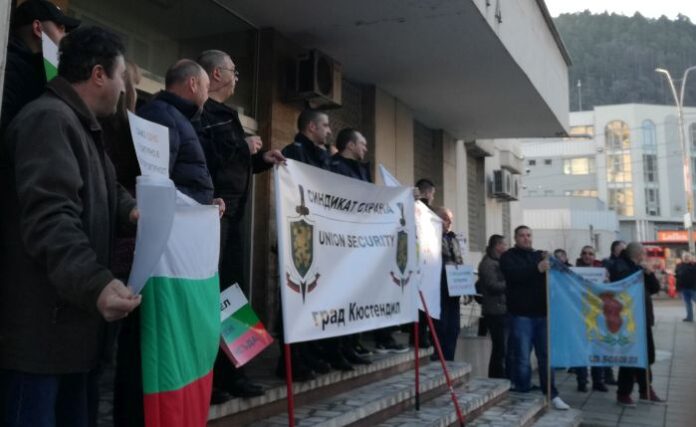 Надзиратели и съдебни охранители на пореден протест в Кюстендил