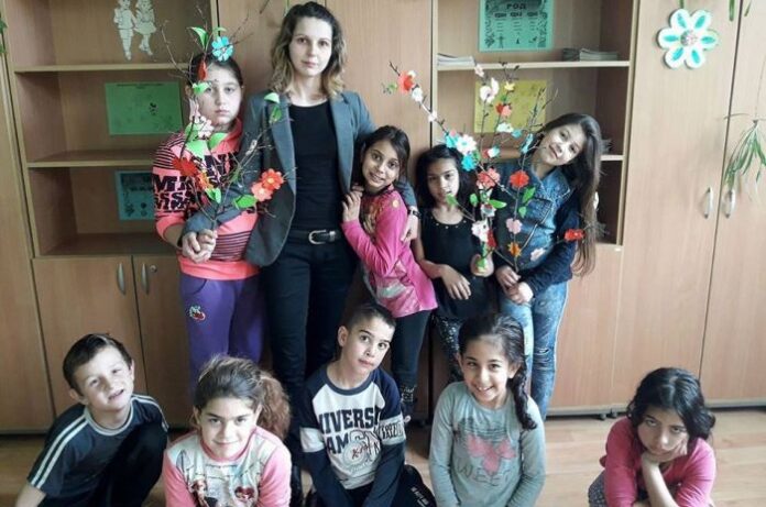 Третокласници от училището в Невестино украсиха класната си стая пролетно