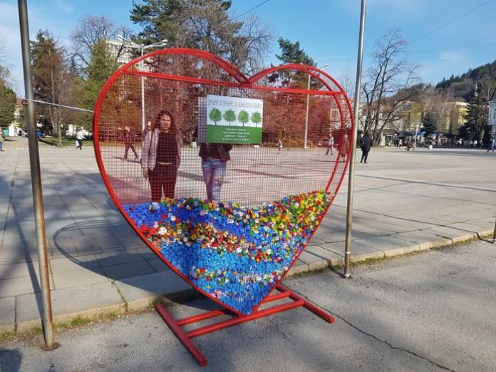 Кюстендилци активни по събирането на пластмасови капачки в металното сърце в центъра на града