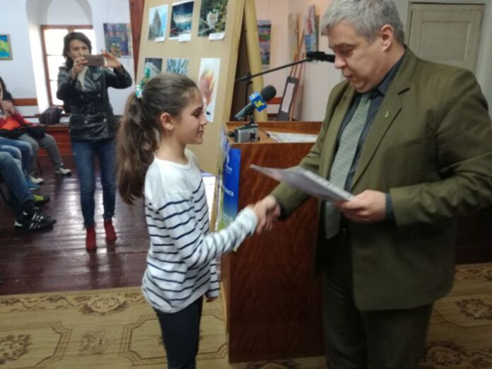 Наградиха отличените във фотоконкурса "Децата и гората"