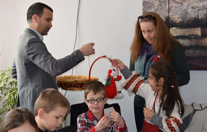Първокласници накичиха с мартенички кмета на Сандански