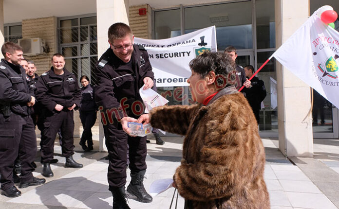 На професионалния си празник съдебните охранители от Благоевград излязоха на четвърти пореден протест (СНИМКИ)