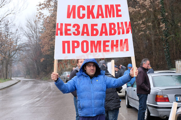 Протест пред ЮЗДП в Благоевград. Недоволни лесовъди искат прозрачност на търговете (СНИМКИ)