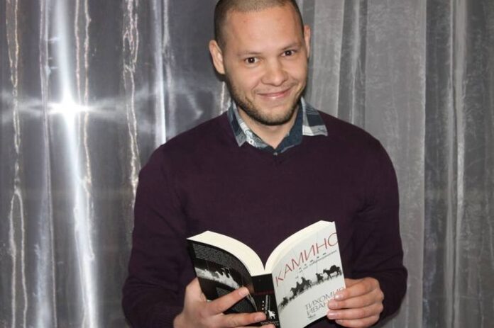 Представят дебютната книга на Тихомир Иванов "Камино: Пътят на завръщането" пред ученици в Дупница