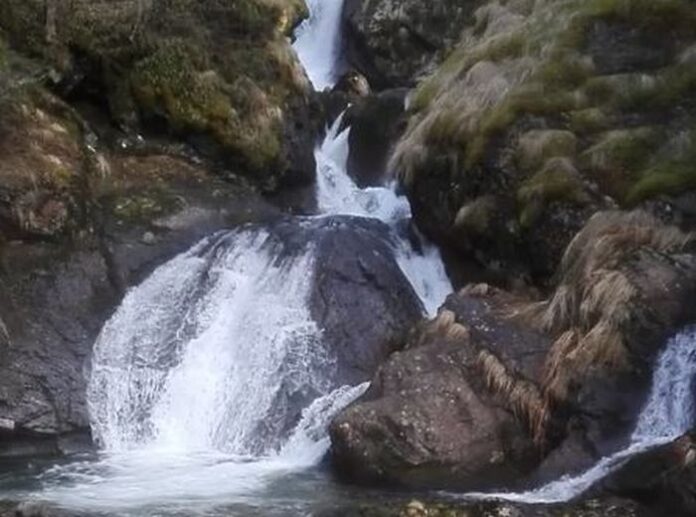 Бистришният водопад е истинска атракция за туристи и планинари в ранна пролет