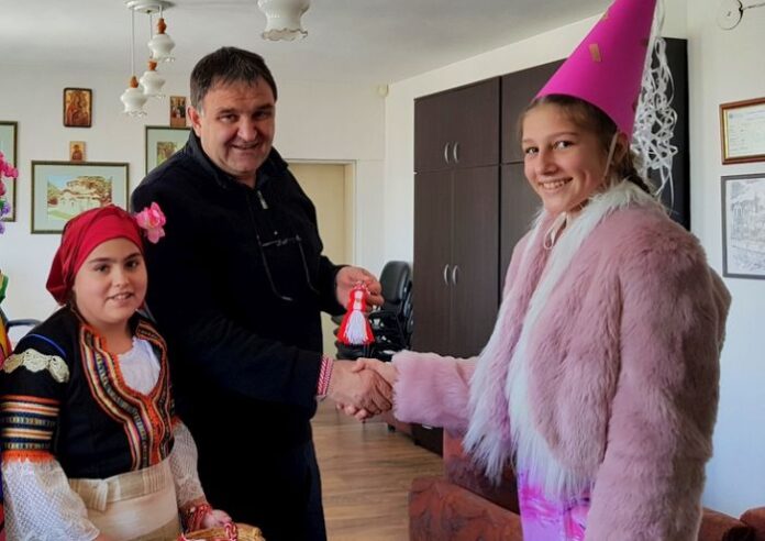 Деца и ученици посрещнаха Баба Марта в Сапарева баня