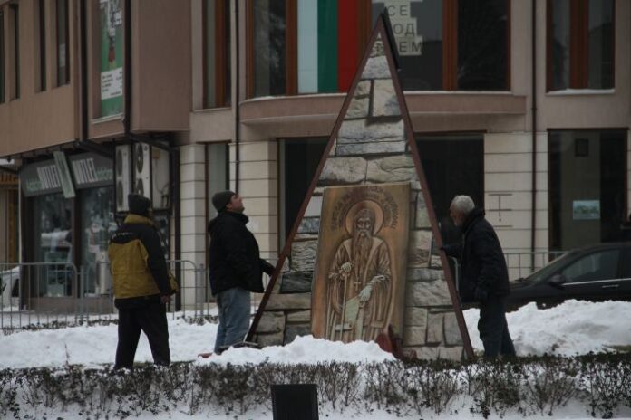 Монтират пирамидата с изобразени герба на Дупница, закрилникът на града Свети Иван Рилски и Часовниковата кула
