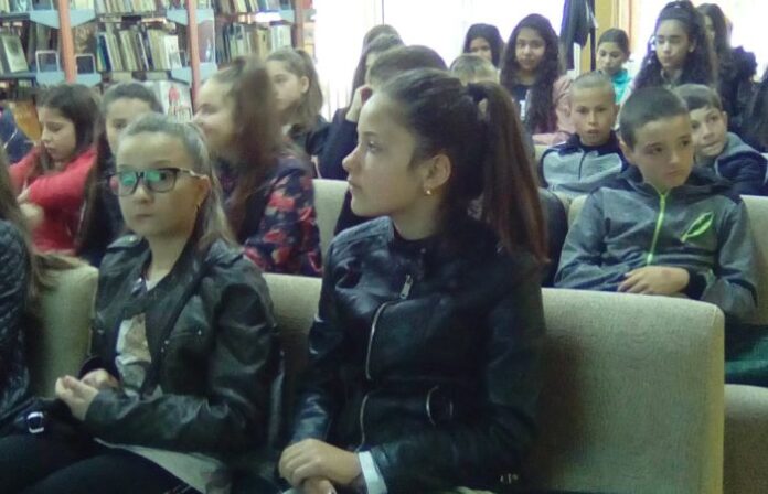 Ученици „построиха” Вавилонска кула от рисунки в кюстендилската библиотека