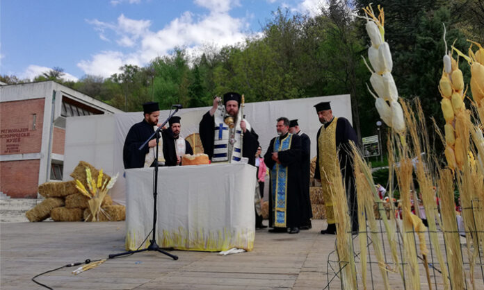 С освещаване на хляба започна ХХ Национален ученически празник „За хляба наш…“ в Благоевград