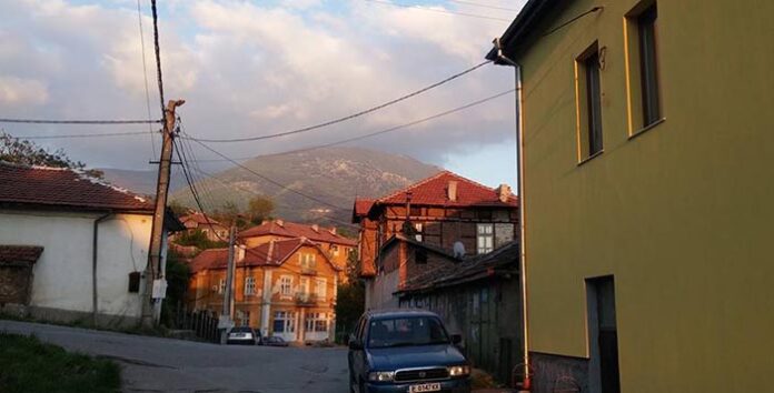 Млади хора организираха почистване на кътове в Брежани