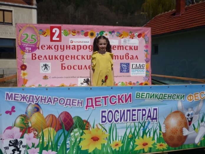 Карина Димитрова от ВС "Тип Топ" пя на великденски фестивал в Босилеград