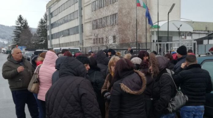 Италианската фирма "АМ шус" в процедура по несъстоятелност. Близо 150 шивачки с шанс да получат заплатите си