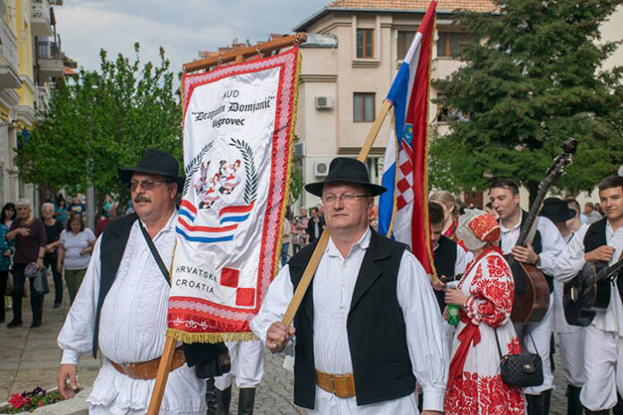 Повече от 15 фолклорни групи разтърсиха Гоце Делчев в Деня на танца