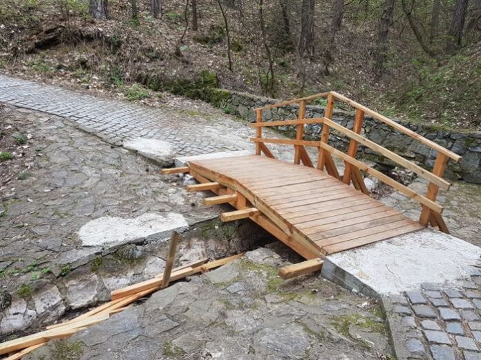 Отново посегнаха на емблематичното мостче по пътеката на влюбените в „Хисарлъка“