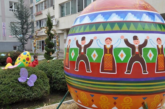 Деца от Разлог изрисуваха огромното яйце