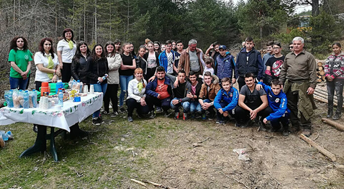 Ученици и учители от Белица залесяваха в местността Трестеник