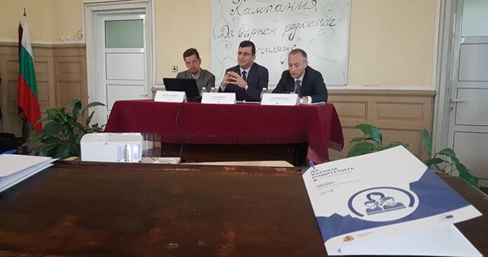 Евродепутатът Адемов организира дискусия за комуникацията между родители и учители