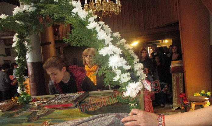На Разпети петък църквите през целия ден в Гоце Дечев пълни с богомолци (СНИМКИ)