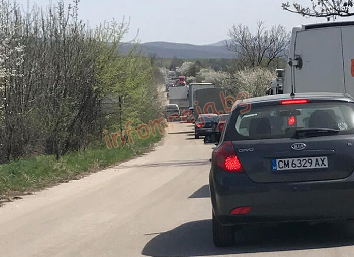 Опашки и нагли шофьори по обходния път за Вакарел (СНИМКИ)