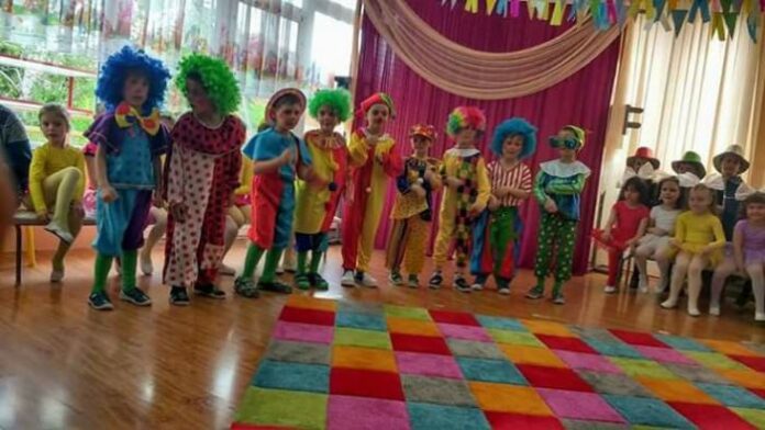 Малчугани от ДГ "Слънце" - Кюстендил, изненадаха родителите си с цирков спектакъл