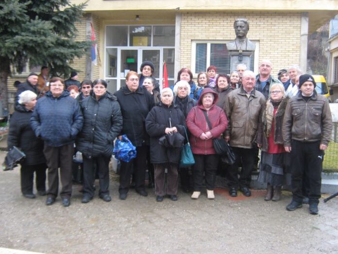 Читалищни дейци от село Горановци се поклониха пред паметника на Апостола в Босилеград