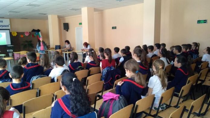 Представители на ЦОП - Дупница, разискваха "Образованието - пътят към успеха" с четвъртокласници