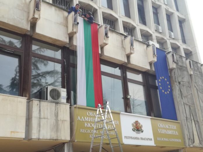Поставиха националния трибагреник и знамето на ЕС по съответните изисквания на Областната управа в Кюстендил